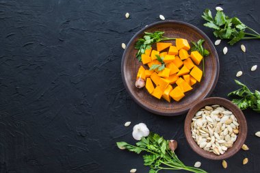 Çok güzel doğranmış balkabağı salatası, şifalı otlar ve yemek için malzemeler. Yaratıcı atmosfer dekorasyonu