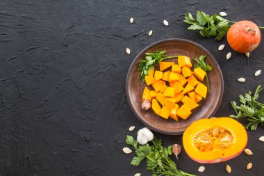 Çok güzel doğranmış balkabağı salatası, şifalı otlar ve yemek için malzemeler. Yaratıcı atmosfer dekorasyonu