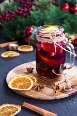 Noel sıcak şarap tarçınlı kakule ve anason. Esmer, eski, kirli bir geçmiş. Yaratıcı atmosfer dekorasyonu