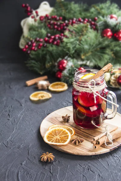 Vin Chaud Chaud Noël Avec Cardamome Cannelle Anis Fond Sombre — Photo