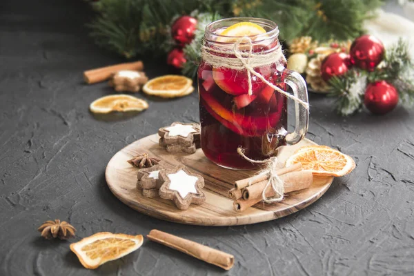 Vin Chaud Chaud Noël Avec Cardamome Cannelle Anis Fond Sombre — Photo