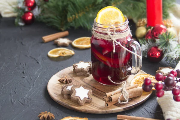 Vin Chaud Chaud Noël Avec Cardamome Cannelle Anis Fond Sombre — Photo