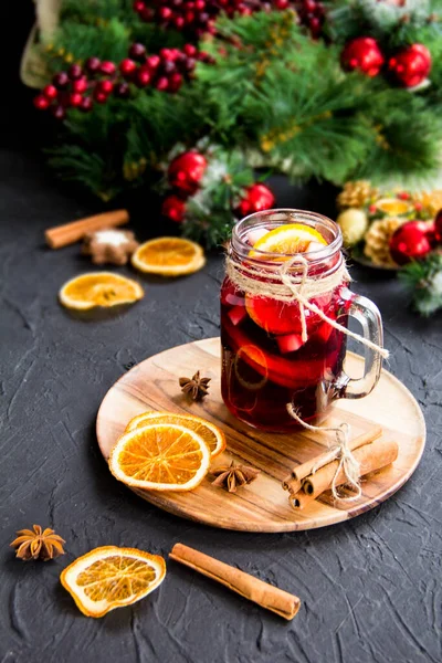 Vin Chaud Chaud Noël Avec Cardamome Cannelle Anis Fond Sombre — Photo