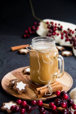Balkabağı aromalı latte ya da turkuaz renkli arka planda bir fincanda kahve. Sonbahar, sonbahar ya da sıcak kış içeceği. Sıcak kahvaltı ya da atıştırmalık.