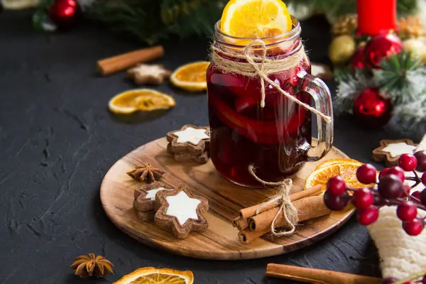 Vin Chaud Chaud Noël Avec Cardamome Cannelle Anis Fond Sombre — Photo