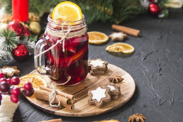 Vin Chaud Chaud Noël Avec Cardamome Cannelle Anis Fond Sombre — Photo