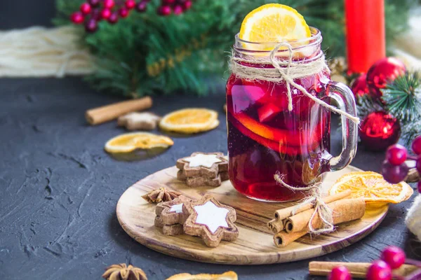 Vin Chaud Chaud Noël Avec Cardamome Cannelle Anis Fond Sombre — Photo