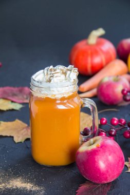 Cadılar Bayramı kokteyli, baharatlı balkabağı portakalı içeceği. Esmer, eski, kirli bir geçmiş. Yaratıcı atmosfer dekorasyonu