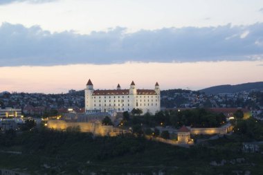 Güneşli bir yaz gününde Bratislava, Slovakya eski kasabasında Tuna kıyısında Bratislava kale güzel görünümü