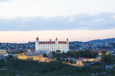 Güneşli bir yaz gününde Bratislava, Slovakya eski kasabasında Tuna kıyısında Bratislava kale güzel görünümü