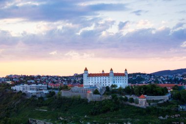 Güneşli bir yaz gününde Bratislava, Slovakya eski kasabasında Tuna kıyısında Bratislava kale güzel görünümü