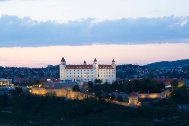 Güneşli bir yaz gününde Bratislava, Slovakya eski kasabasında Tuna kıyısında Bratislava kale güzel görünümü