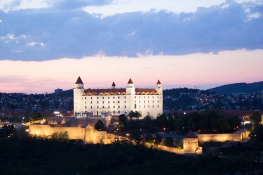 Güneşli bir yaz gününde Bratislava, Slovakya eski kasabasında Tuna kıyısında Bratislava kale güzel görünümü