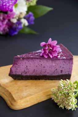  Yeşil yapraklı sulu ve taze yaban mersini. Yaratıcı atmosfer dekorasyonu