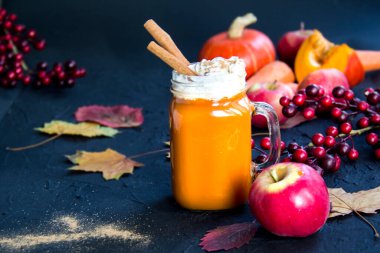 Cadılar Bayramı kokteyli, baharatlı balkabağı portakalı içeceği. Esmer, eski, kirli bir geçmiş. Yaratıcı atmosfer dekorasyonu