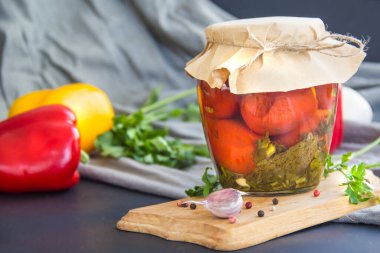Masada lezzetli sebze turşusu kavanozları. Yaratıcı atmosfer dekorasyonu