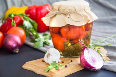 Masada lezzetli sebze turşusu kavanozları. Yaratıcı atmosfer dekorasyonu