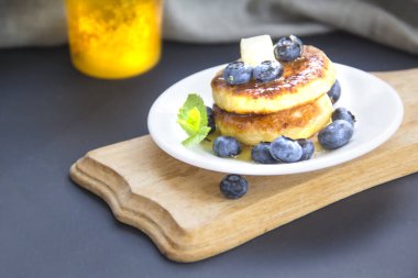 Krep, dut, tereyağı ve baldan oluşan sağlıklı bir kahvaltı.