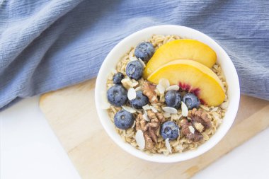 Yabanmersinli yulaf lapası. Sağlıklı besleyici kahvaltı için süper yiyecekler