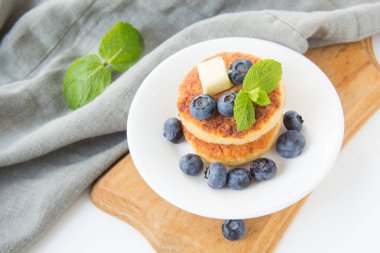 Krep, dut, tereyağı ve baldan oluşan sağlıklı bir kahvaltı.