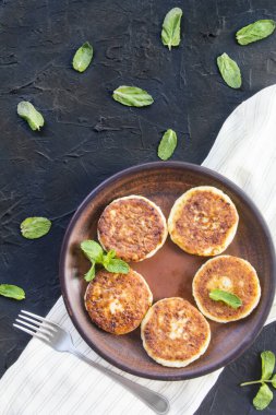 Peynirli krep ve baldan oluşan sağlıklı bir kahvaltı. Yaratıcı atmosfer dekorasyonu