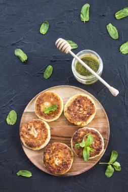 Peynirli krep ve baldan oluşan sağlıklı bir kahvaltı. Yaratıcı atmosfer dekorasyonu