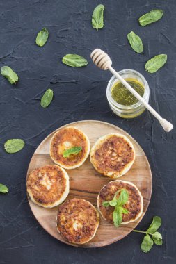 Peynirli krep ve baldan oluşan sağlıklı bir kahvaltı. Yaratıcı atmosfer dekorasyonu