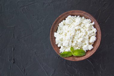 Süzme peynirli sağlıklı bir kahvaltı. Yaratıcı atmosfer dekorasyonu