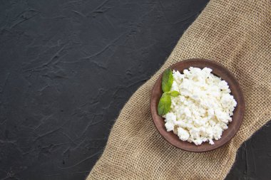 Süzme peynirli sağlıklı bir kahvaltı. Yaratıcı atmosfer dekorasyonu