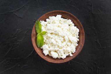 Süzme peynirli sağlıklı bir kahvaltı. Yaratıcı atmosfer dekorasyonu