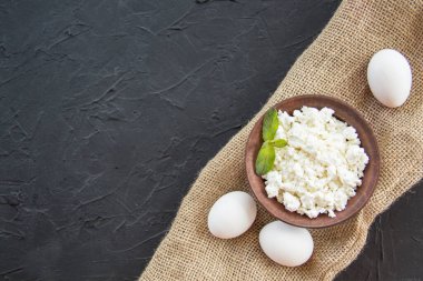 Süzme peynirli sağlıklı bir kahvaltı. Yaratıcı atmosfer dekorasyonu