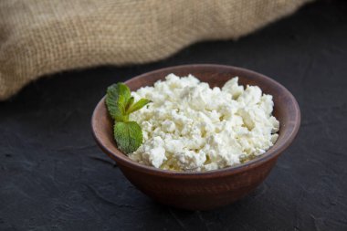 Süzme peynirli sağlıklı bir kahvaltı. Yaratıcı atmosfer dekorasyonu