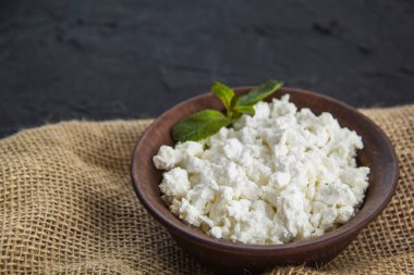 Süzme peynirli sağlıklı bir kahvaltı. Yaratıcı atmosfer dekorasyonu