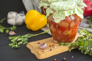 Masada lezzetli sebze turşusu kavanozları. Yaratıcı atmosfer dekorasyonu