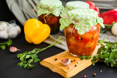 Masada lezzetli sebze turşusu kavanozları. Yaratıcı atmosfer dekorasyonu