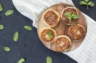 Peynirli krep ve baldan oluşan sağlıklı bir kahvaltı. Yaratıcı atmosfer dekorasyonu