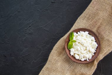 Süzme peynirli sağlıklı bir kahvaltı. Yaratıcı atmosfer dekorasyonu