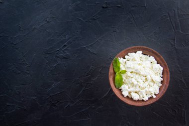 Süzme peynirli sağlıklı bir kahvaltı. Yaratıcı atmosfer dekorasyonu