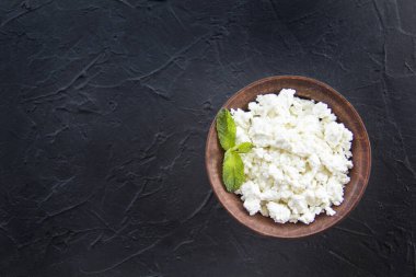 Süzme peynirli sağlıklı bir kahvaltı. Yaratıcı atmosfer dekorasyonu