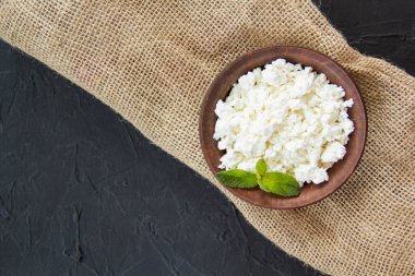 Süzme peynirli sağlıklı bir kahvaltı. Yaratıcı atmosfer dekorasyonu