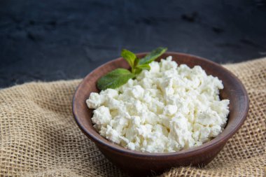 Süzme peynirli sağlıklı bir kahvaltı. Yaratıcı atmosfer dekorasyonu