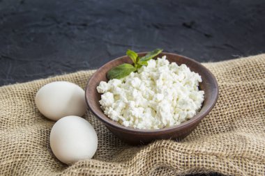 Süzme peynirli sağlıklı bir kahvaltı. Yaratıcı atmosfer dekorasyonu