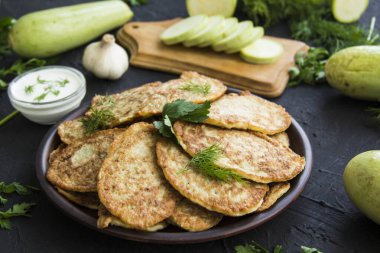 Kabaklı gözlemelerden oluşan sağlıklı bir kahvaltı. Yaratıcı atmosfer dekorasyonu