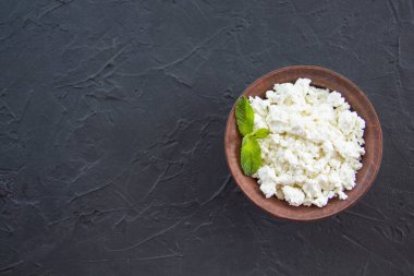 Süzme peynirli sağlıklı bir kahvaltı. Yaratıcı atmosfer dekorasyonu