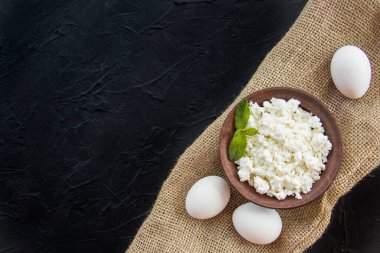 Süzme peynirli sağlıklı bir kahvaltı. Yaratıcı atmosfer dekorasyonu