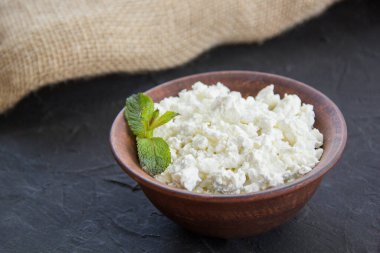 Süzme peynirli sağlıklı bir kahvaltı. Yaratıcı atmosfer dekorasyonu