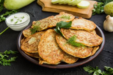 Kabaklı gözlemelerden oluşan sağlıklı bir kahvaltı. Yaratıcı atmosfer dekorasyonu
