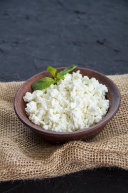 Süzme peynirli sağlıklı bir kahvaltı. Yaratıcı atmosfer dekorasyonu