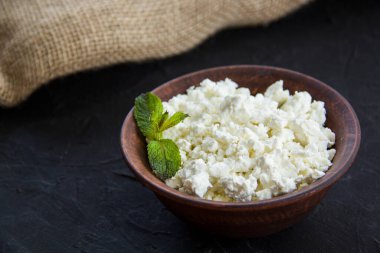 Süzme peynirli sağlıklı bir kahvaltı. Yaratıcı atmosfer dekorasyonu