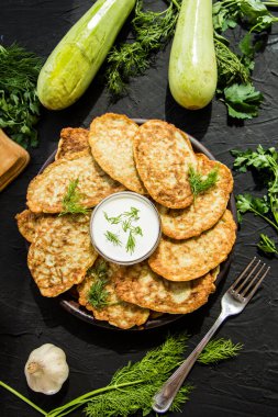 Kabaklı gözlemelerden oluşan sağlıklı bir kahvaltı. Yaratıcı atmosfer dekorasyonu